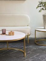 SILLÓN EN BLANCO CON PATAS DORADAS